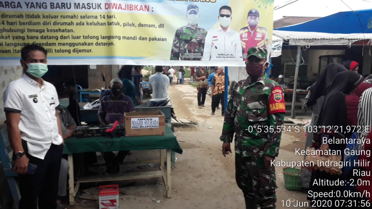 *Serka Sasmito melaksanakan himbauan pada pengunjung pasar tradisional*