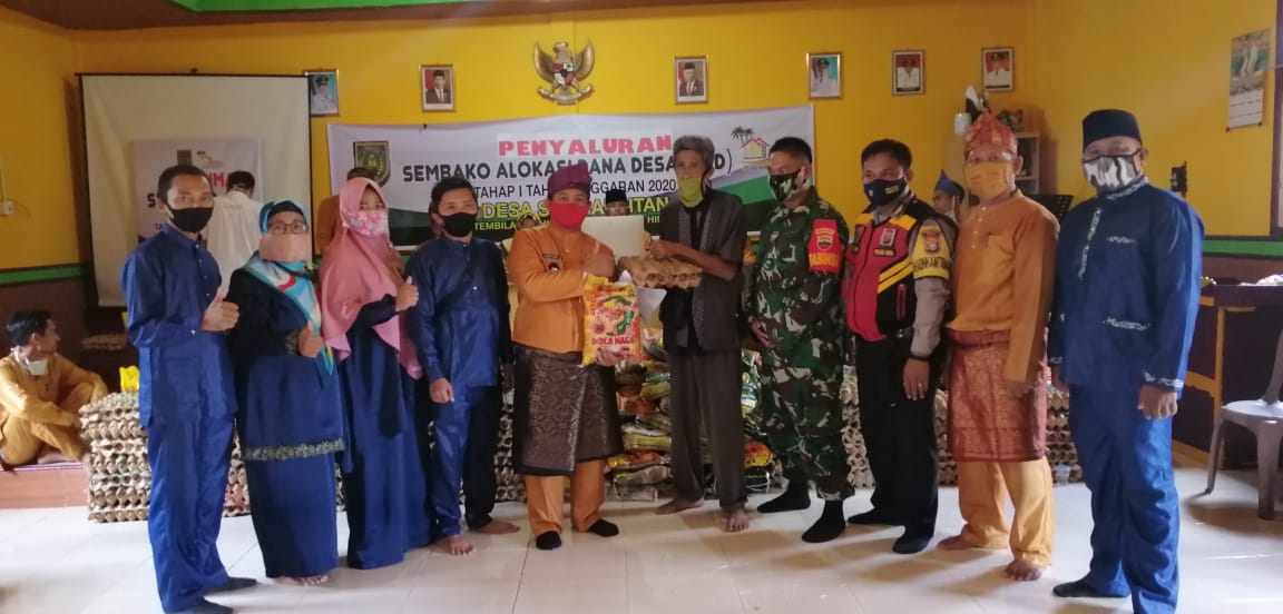 *Pemdes Sungai Intan salurkan Bantuan Sosial Sembako*