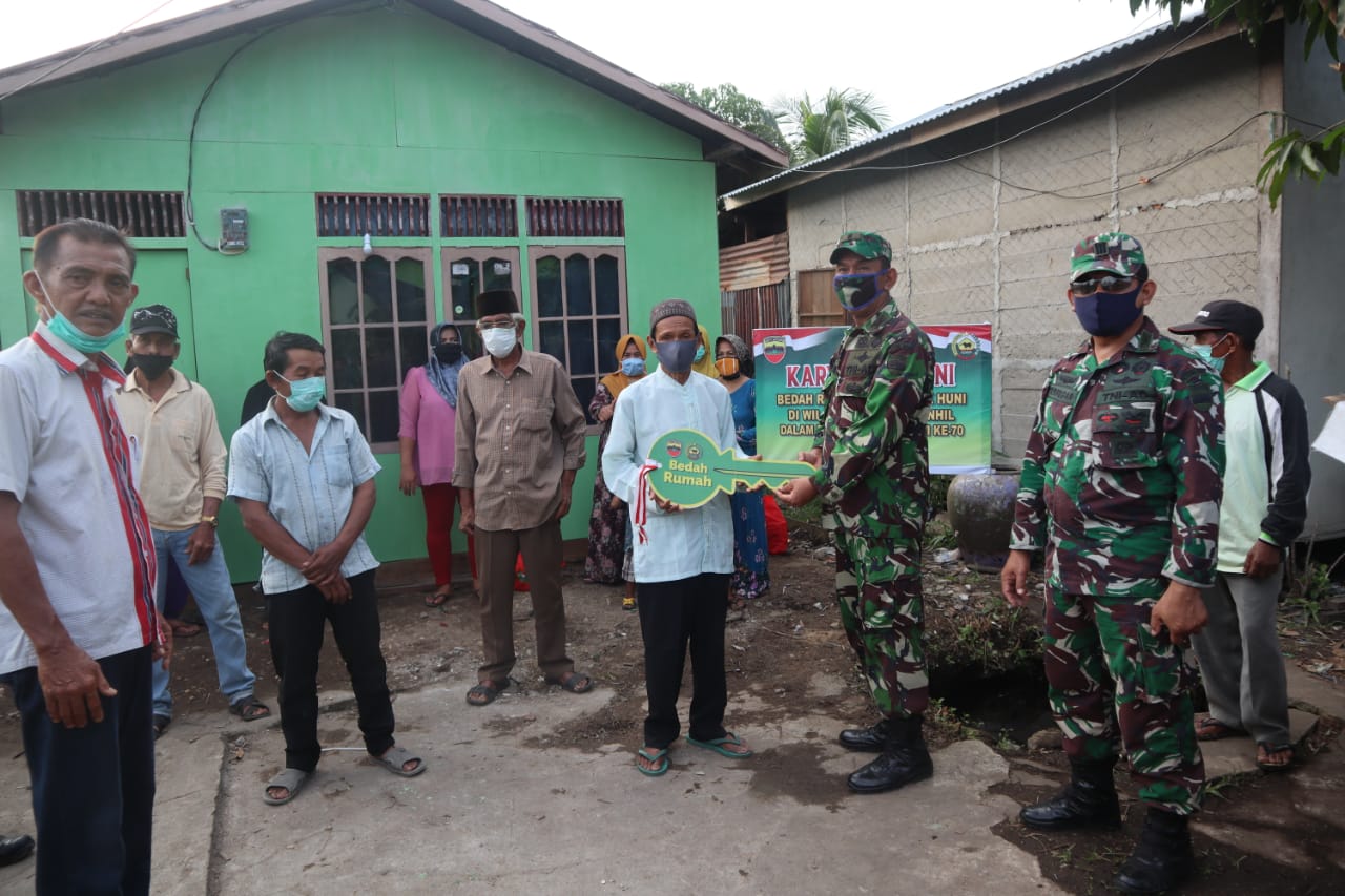 *Kasdim 0314/Inhil Secara Simbolis Serahkan kunci Bedah rumah HUT Kodam I Bukit Barisan*