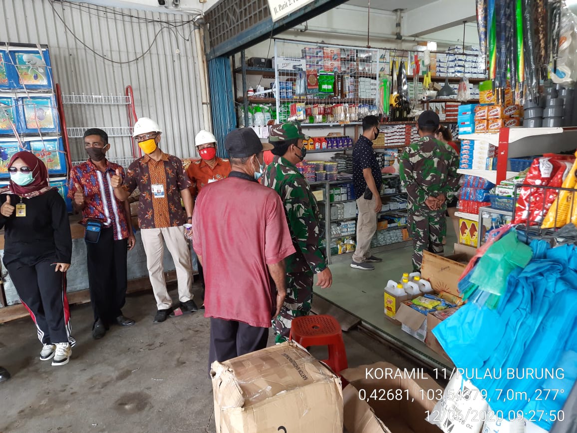 *Koramil 11 Pulau Burung Melaksanakan Penegakkan disiplin Pencegahan Covid-19 di Beberapa Kios dan Ruko di Pasar Pulau Burung*