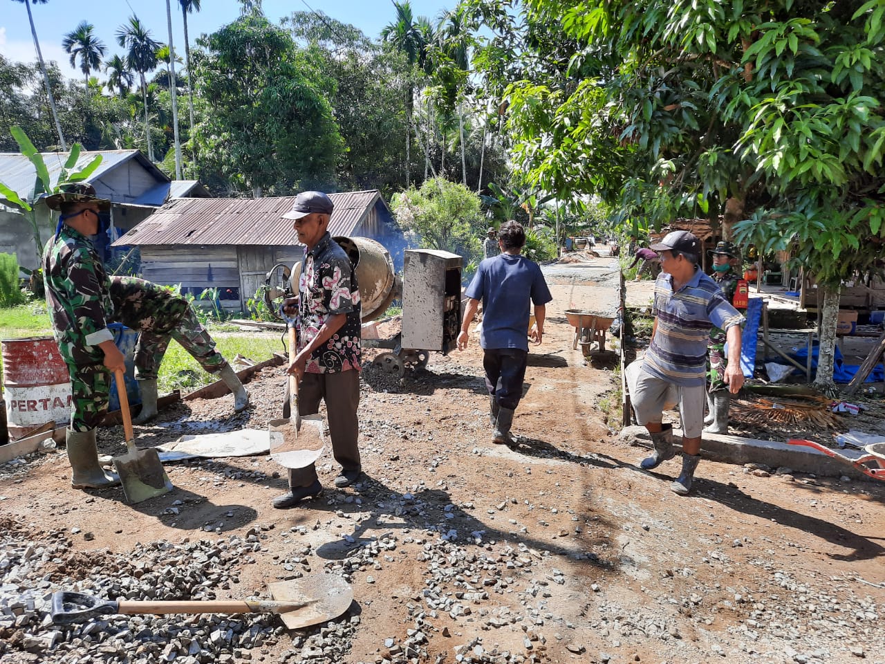 *Selaku Babinsa di Desa Teluk Kiambang Serka Nuryadi bertekad selalu beri motivasi pada warganya*