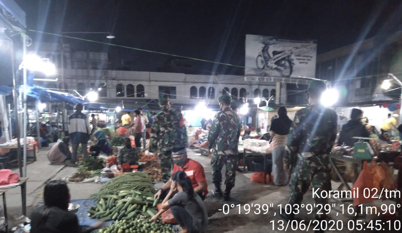 *Kodim 0314/Inhil bersama Polres Inhil melaksanakan kegiatan penegakan disiplin protokol kesehatan Covid-19 di Pasar subuh*