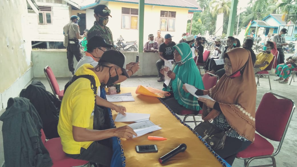 *Babinsa Koramil 11 Pulau Burung Melaksanakan Pendampingan Penyaluran BST Tahap II Di Desa Sukoharjo*