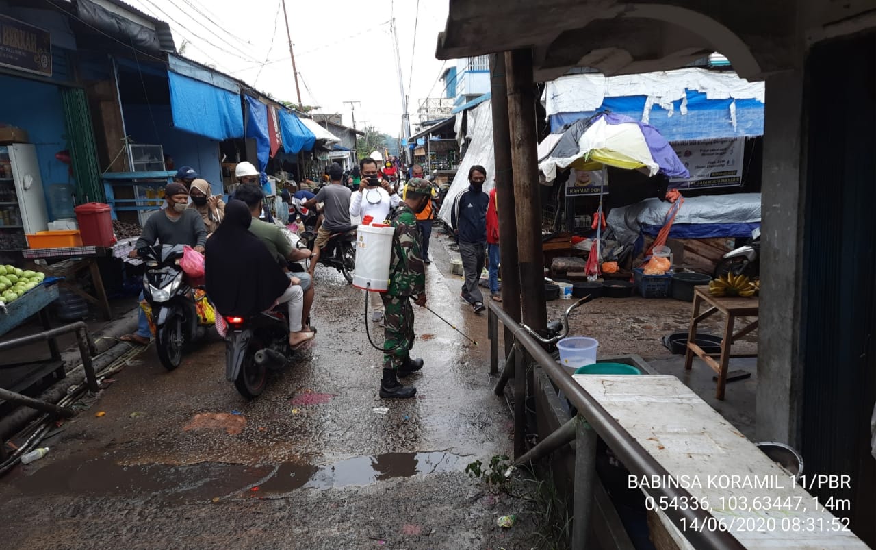 *Koramil 11 Pulau Burung Bersama Tim Gugus Tugas Kecamatan Melaksanakan Penyemprotan Desinfektan di Tiga Lokasi*