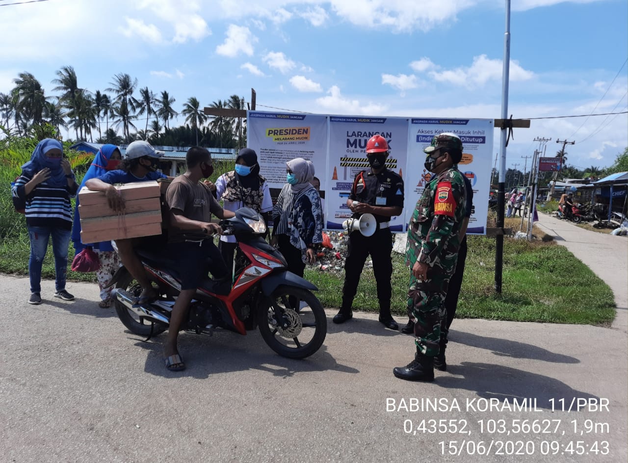 *Babinsa Koramil 11 Pulau Burung Laksanakan Sosialisasi Penegakkan Disiplin di Simpang BNI dan Basika*