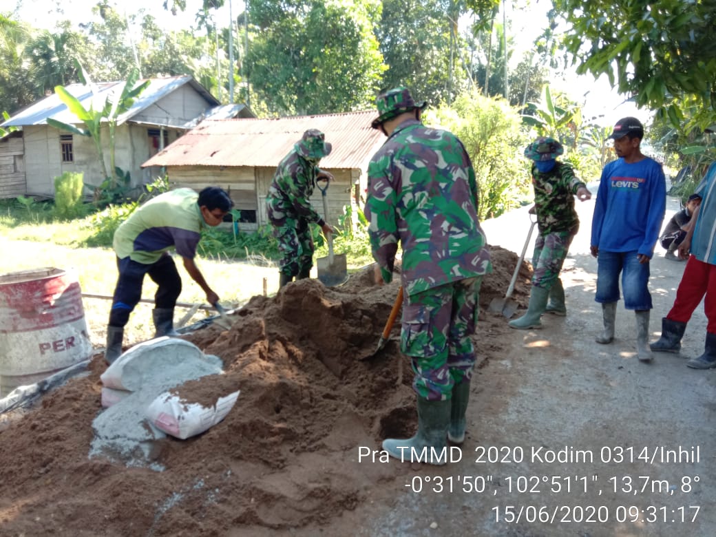 *pengecoran jalan sepanjang 483,5 x 3,5 x 0,12 meter ini salah satunya sasaran fisik TMMD Imbangan Kodim 0314/Inhil Tahun 2020*