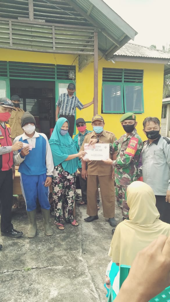 *Serda Z.Pulungan Babinsa Koramil 11 Pulau Burung Melaksanakan Pendampingan Penyaluran BLT DD Tahap II*