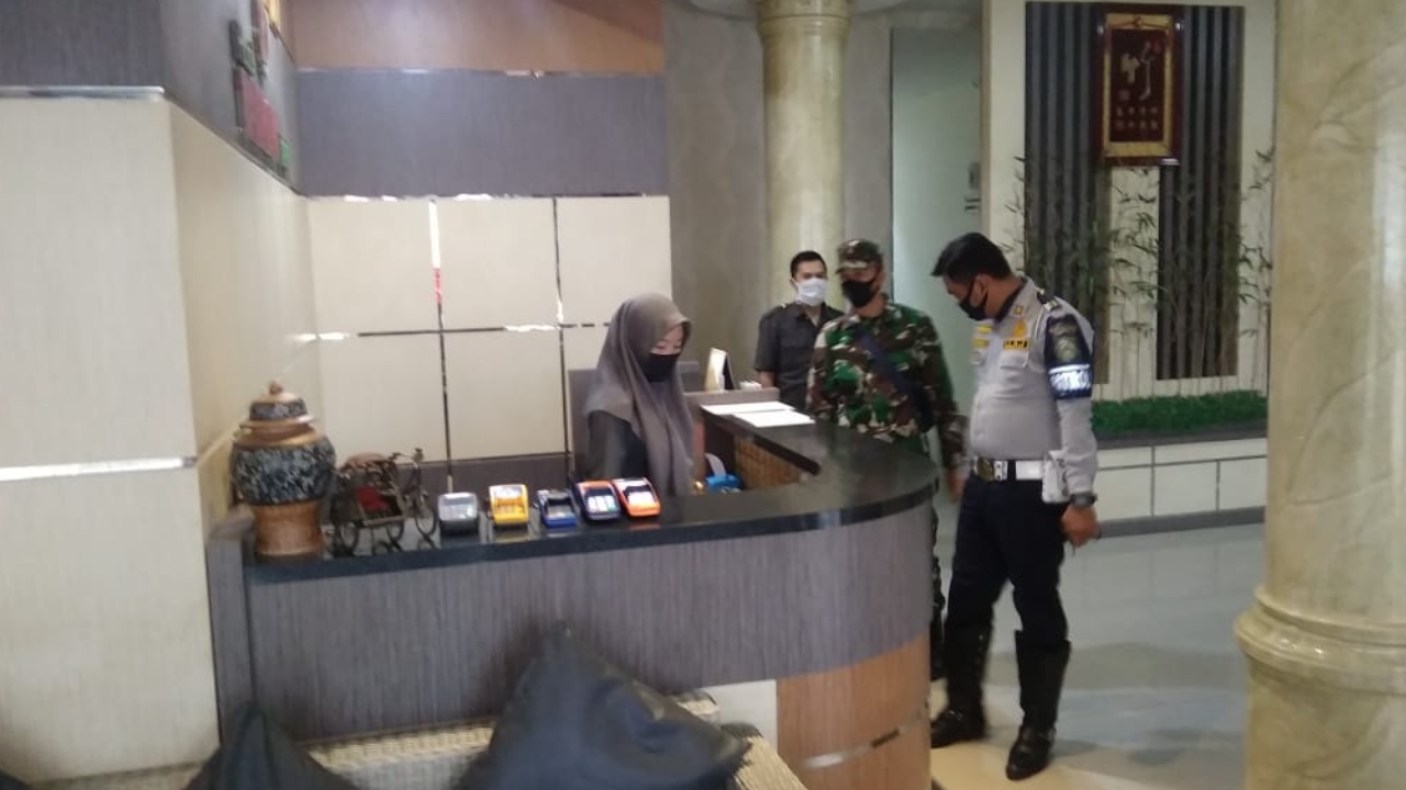 hari ini tim penegak disiplin menggelar patroli yang memprioritaskan penertiban ke seluruh hotel dan wisma yang berada di Kota Tembilahan