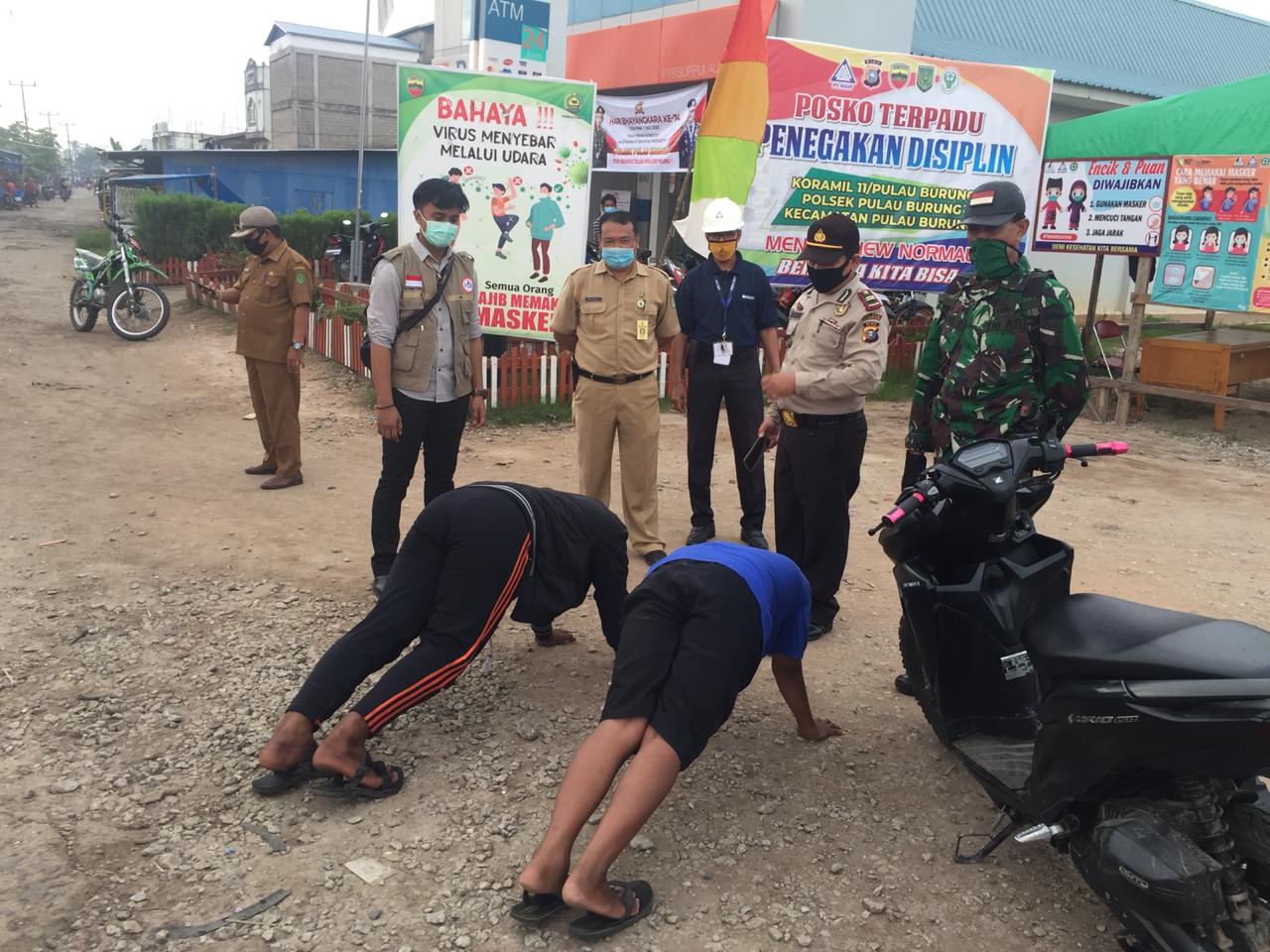 *Danramil 11/Pulau burung memberikan tindakan bagi yang tidak pakai masker*