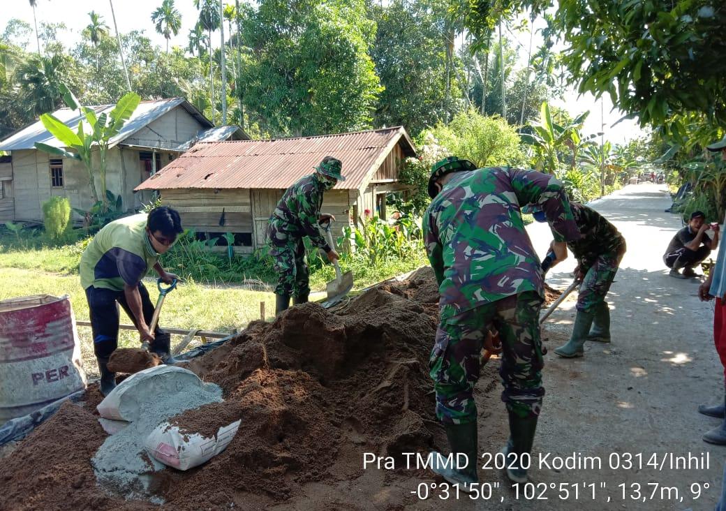 *Serka Nuryadi selaku Babinsa Desa Teluk Kiambang yang merupakan anggota Koramil 03/Tempuling terlihat sangat aktif*