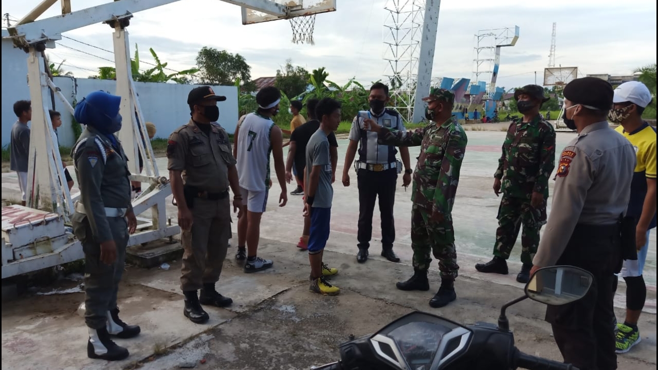 *tim gabungan melakukan penegakan disiplin di Stadion Sepakbola Sungai Beringin dan lapangan basket Sungai Beringin*