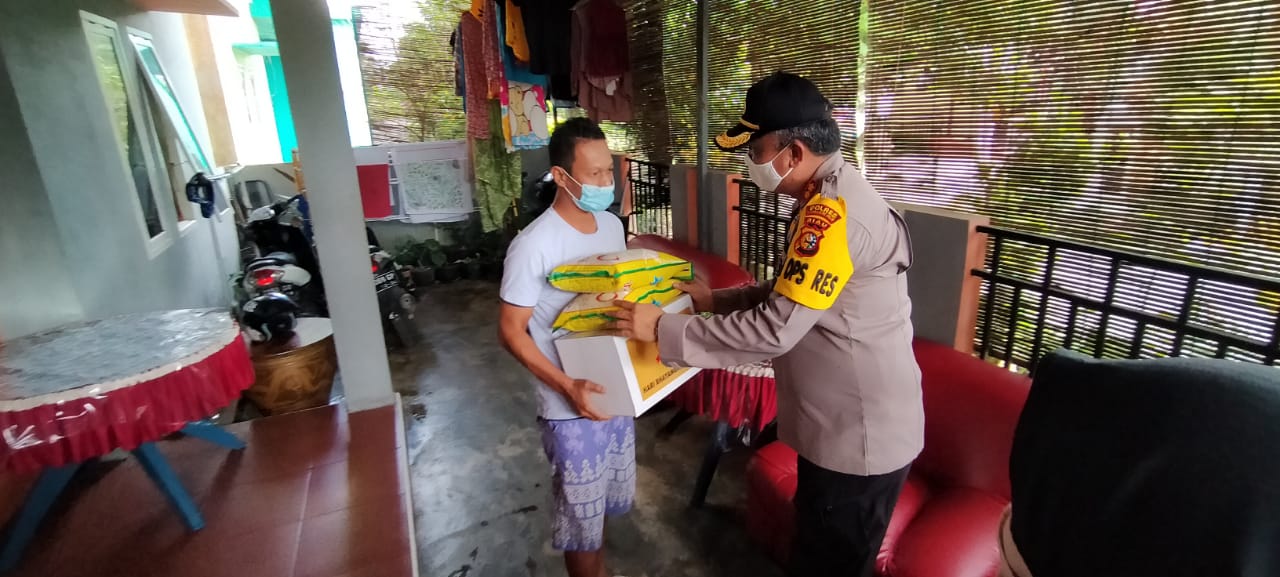 Salurkan Paket Sembako dan Membersihkan Surau, Masyarakat Ucapkan Terima Kasih