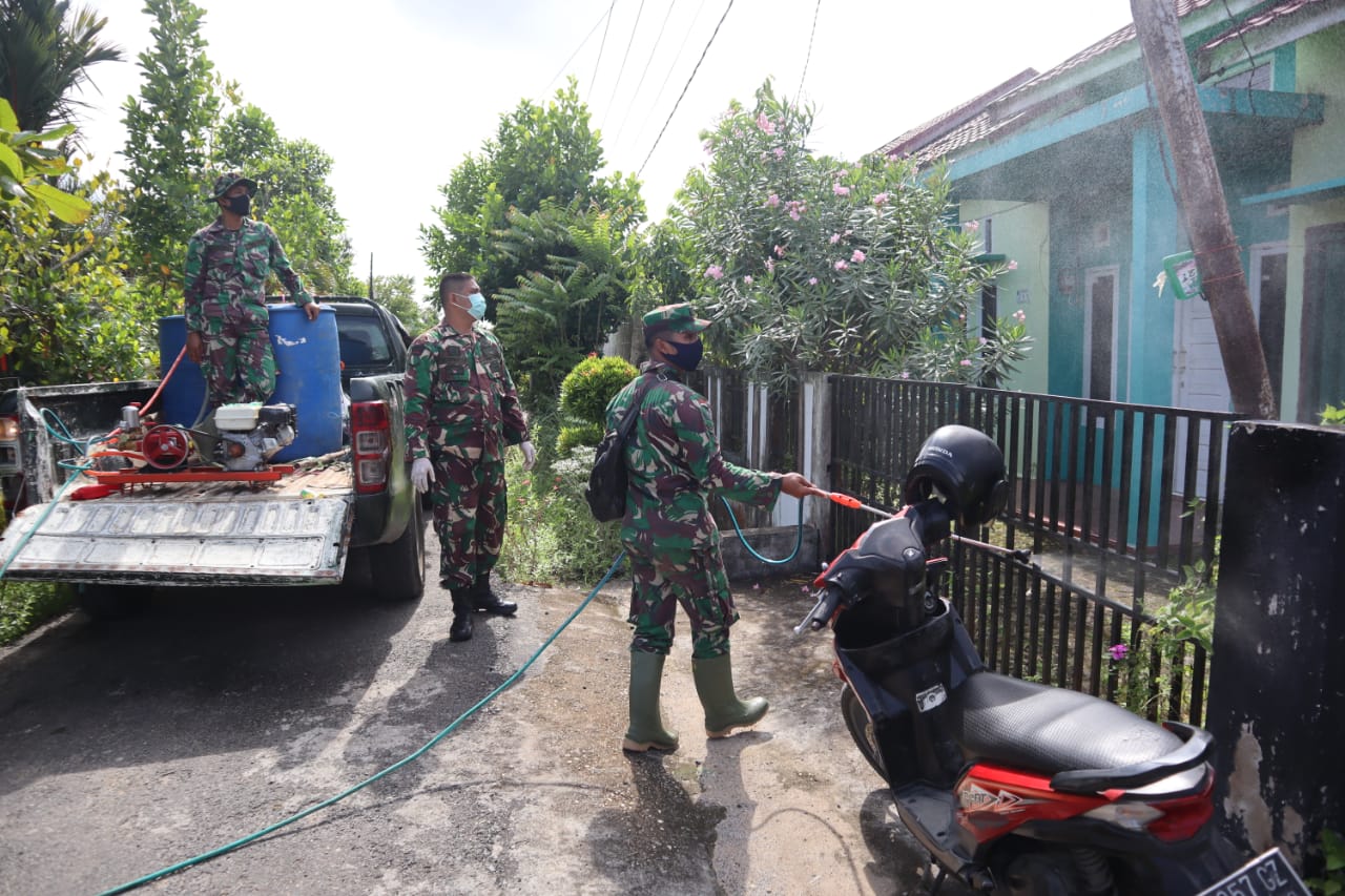 *Personil Kodim 0314/Inhil terus melaksanakan penyemprotan cairan disinfektan di Kelurahan Tembilahan Barat*