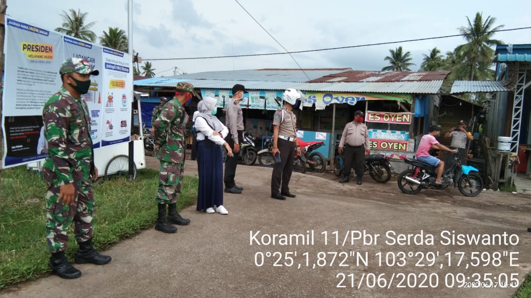 *Babinsa Koramil 11 Pulau Burung Tegakkan disiplin Protokol Kesehatan dengan Himbauan di beberapa ruas Jalan*