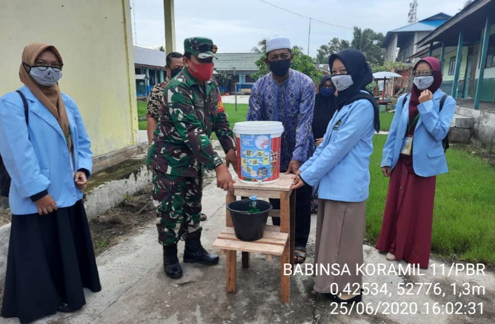 *Babinsa Koramil 11 Pulau Burung Dampingi Penyerahan Bantuan Alat Pencuci Tangan*