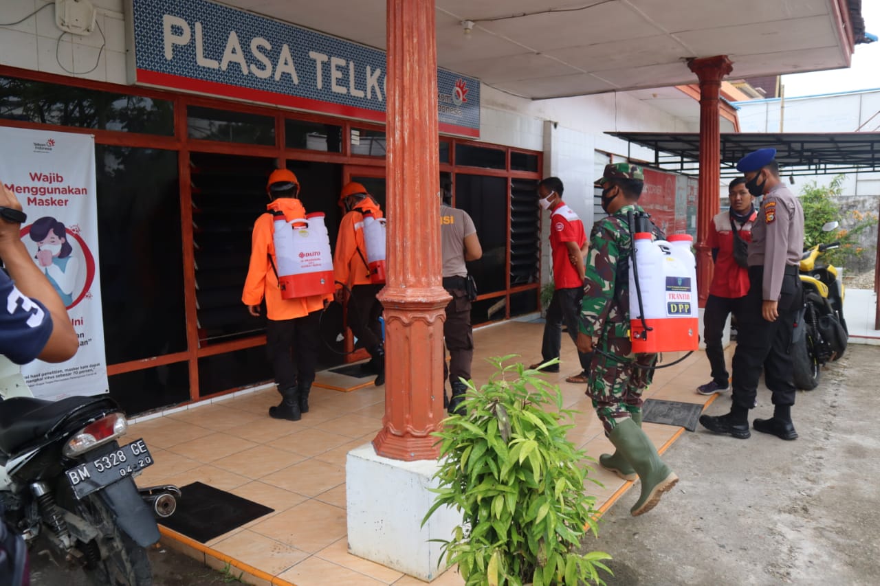 *Tim Gugus Tugas Covid-19 kembali melaksanakan penyemprotan cairan disinfektan di kota Tembilahan*