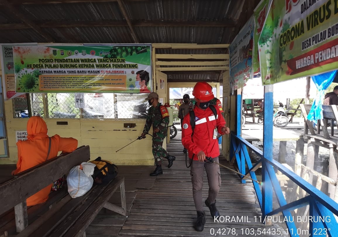 *Danramil 11 Pulau Burung Kerahkan Personil dan Peralatan Semprotkan Desinfektan*