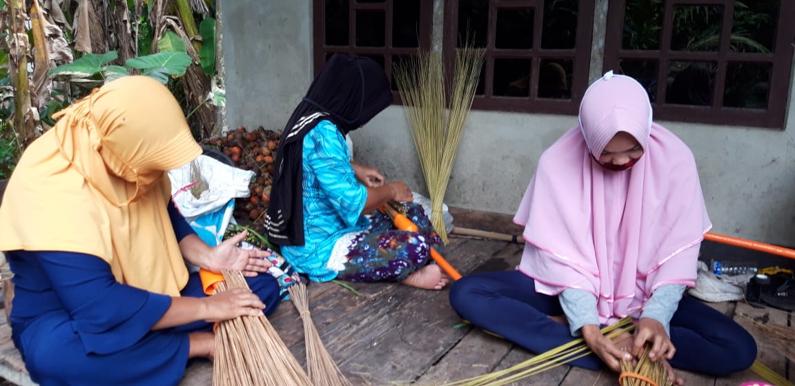 *Memanfaatkan Lidi daun kelapa untuk pembuatan sapu lidi gagang*