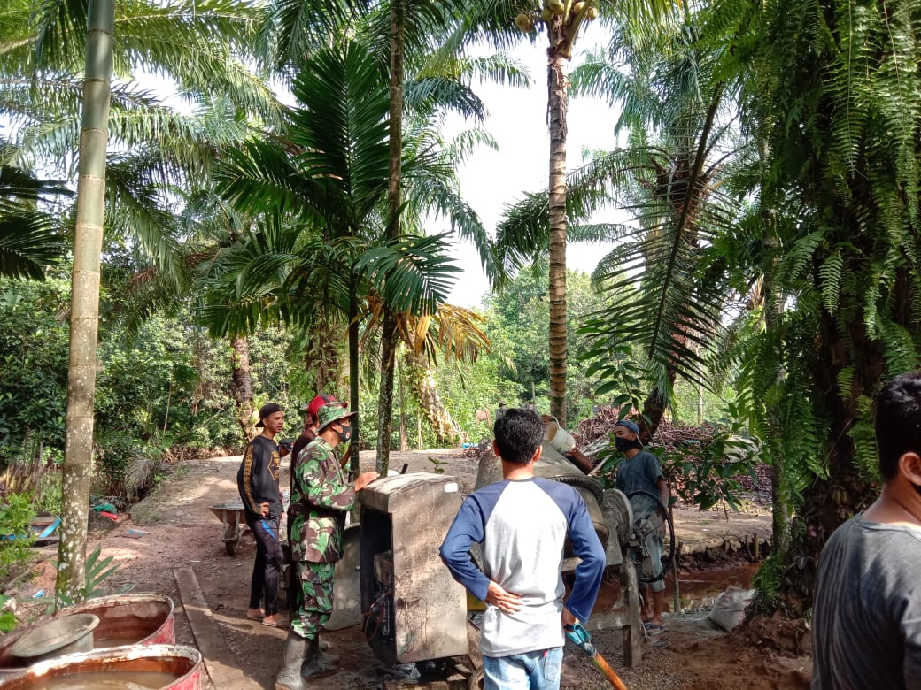 Kebersamaan antara TNI dengan rakyat terbangun melalui kegiatan kerja bhakti TMMD