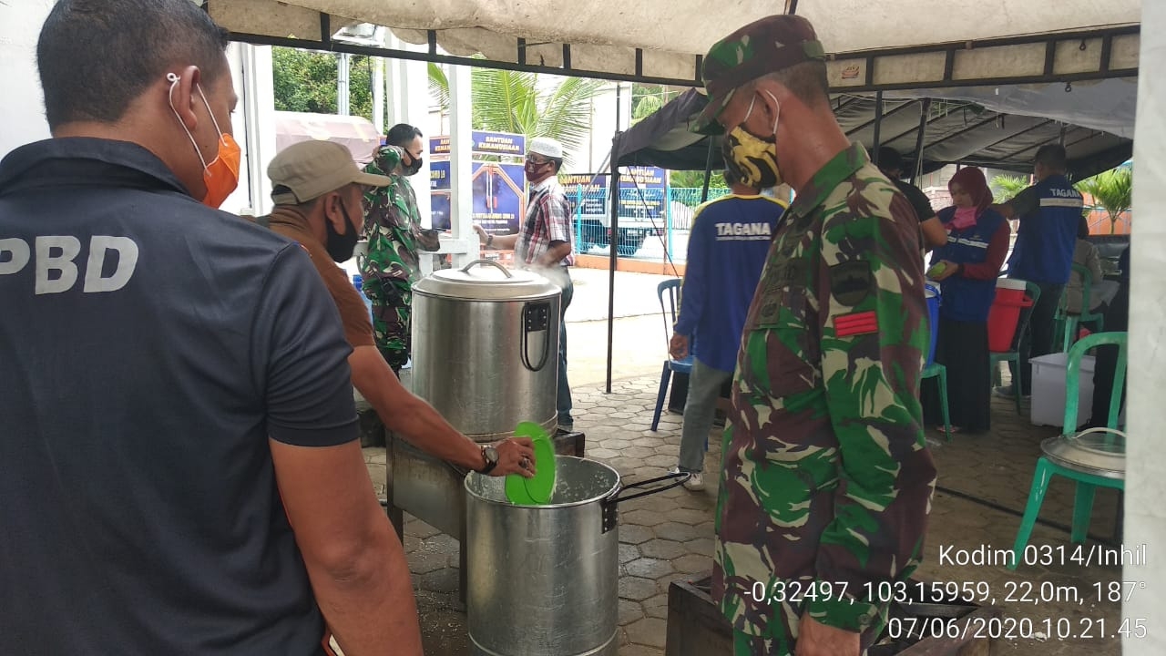 Kodim 0314/Inhil juga setiap harinya mengerahkan anggota untuk berpartisipasi di Dapur Umum Penanggulangan Covid 19