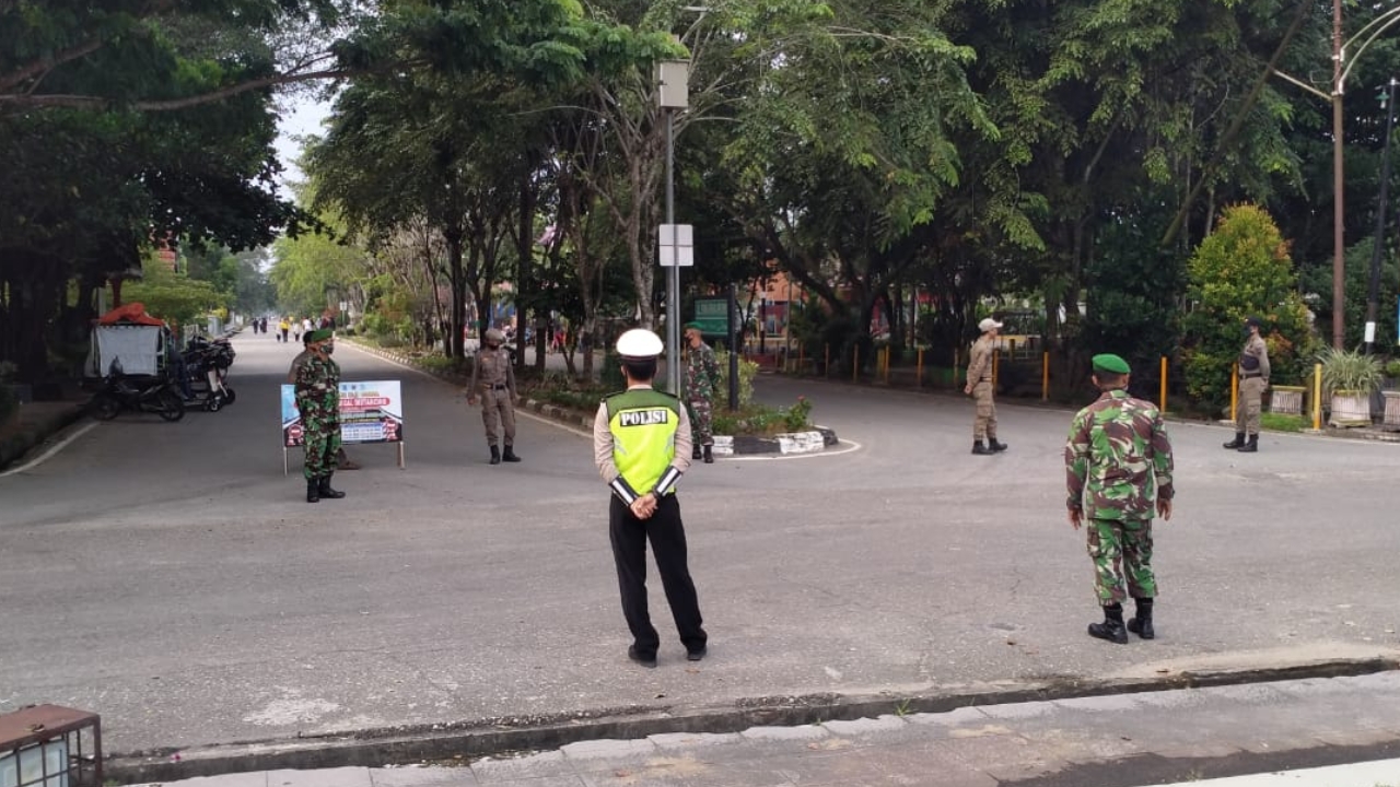 Tim Terpadu Penegakkan Disiplin Protokol Kesehatan Covid-19 melaksanakan penertiban dan pembubaran masyarakat yang melaksanakan kegiatan olahraga di sepanjang Jalan Swarna Bumi Tembilahan