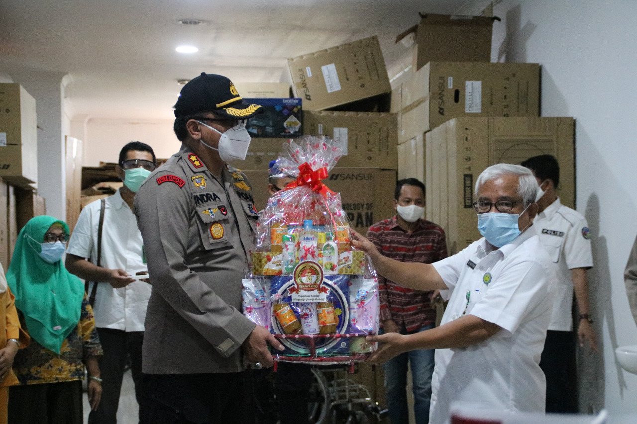 Momen Hari Bhayangkara Ke 74, Kapolres Inhil Beri Dukungan Kepada Tim Medis Penaganan Covid 19