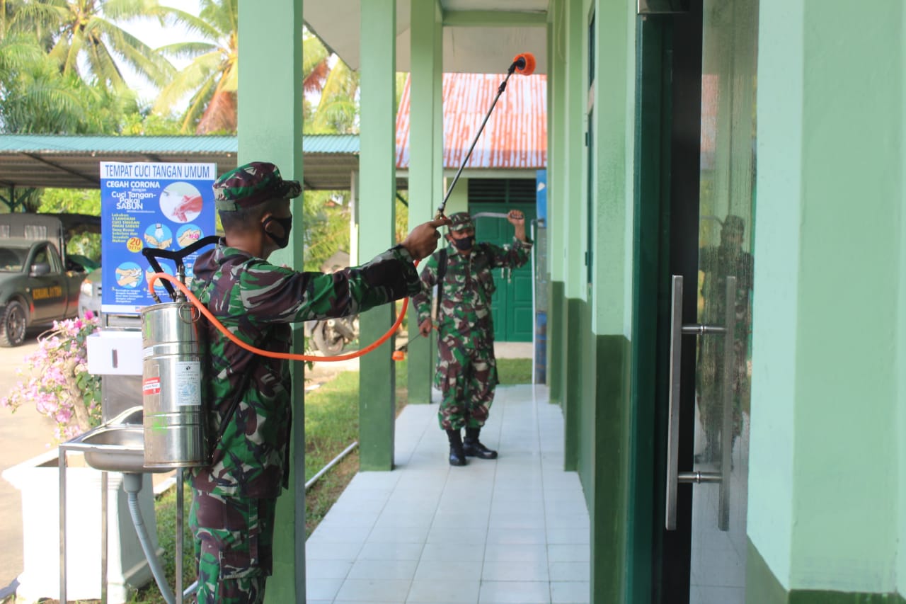 Personil Kodim 0314/Inhil melakukan penyemprotan disinfektan di lingkungan Makodim 0314/Inhil baik di perkantoran maupun di perumahan