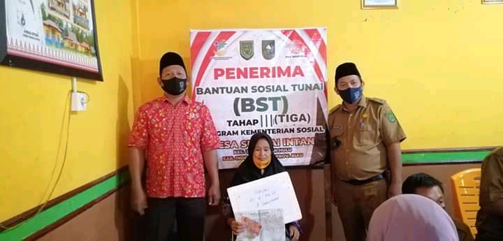 *Pembagian BST Tahap III Desa Sungai Intan Berjalan Lancar*