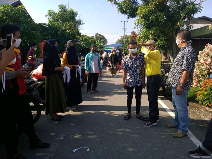 Pemdes Pulau Palas Bersama Relawan Hari ini Bagikan Masker Secara Gratis