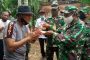 Melalui Sungai, Anggota TNI Bersama Warga Teluk Kiambang Angkut Bahan Material TMMD