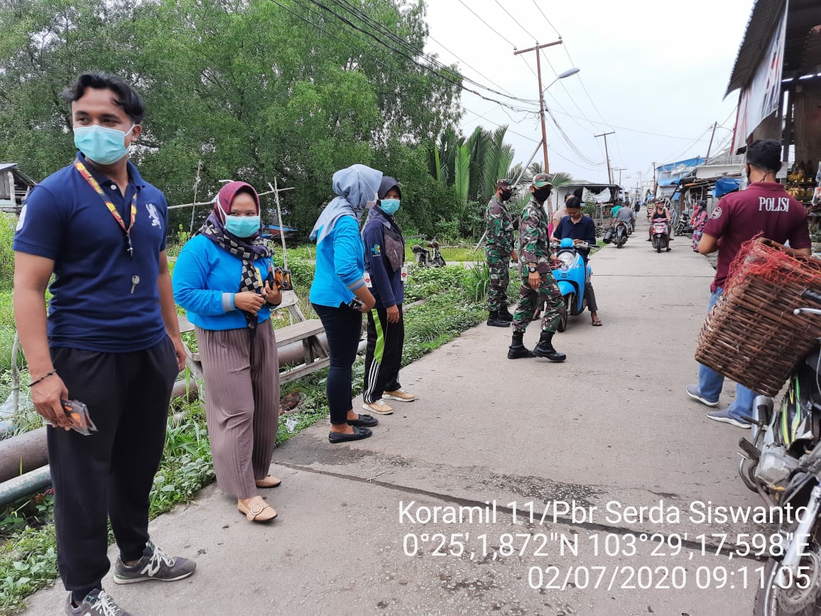 *Personil Koramil 11 Pulau Burung bersama Mahasiswa Kukerta UNRI Sosialisasikan Gakplin dan Bagikan Masker *