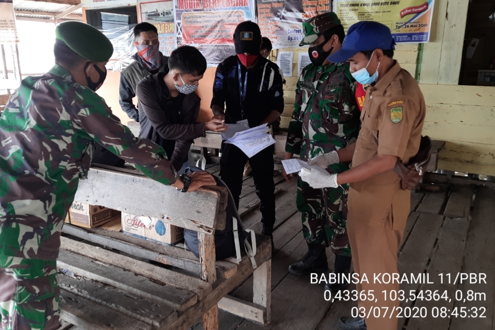 *Babinsa Koramil 11 Pulau Burung melaksanakan pengecekan Surat Kesehatan hari ini di dua pelabuhan penumpang*