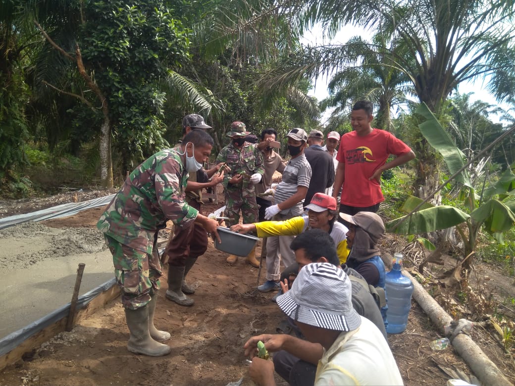 Kebersamaan dan kekompakan anggota Satgas TMMD Imbangan Kodim 0314/Inhil dengan warga masyarakat Desa Teluk Kiambang