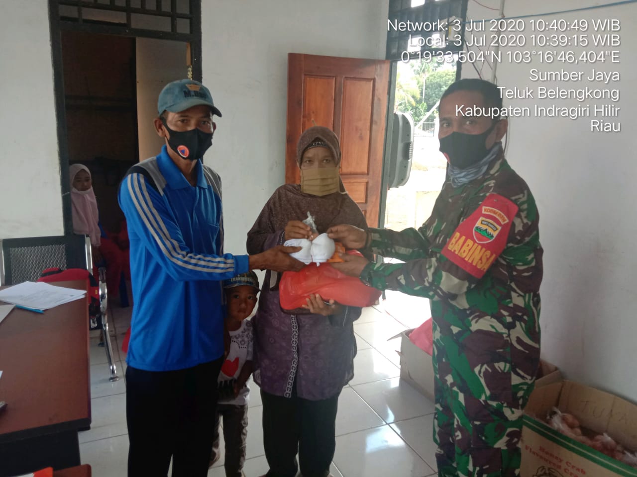 *Babinsa Koramil 06/Kateman serda Lendi Fiter Sirimba melaksanakan pendampingan pembagian Sembako dan BLT di Desa Sumber Jaya Kecamatan Teluk Balengkong*.