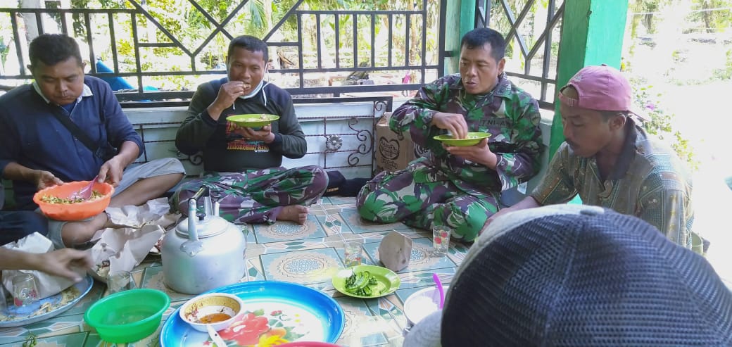 Kedekatan dan kebersamaan TNI dan masyarakat dalam menjalankan kegiatan Tentara Manunggal Membangun Desa (TMMD)