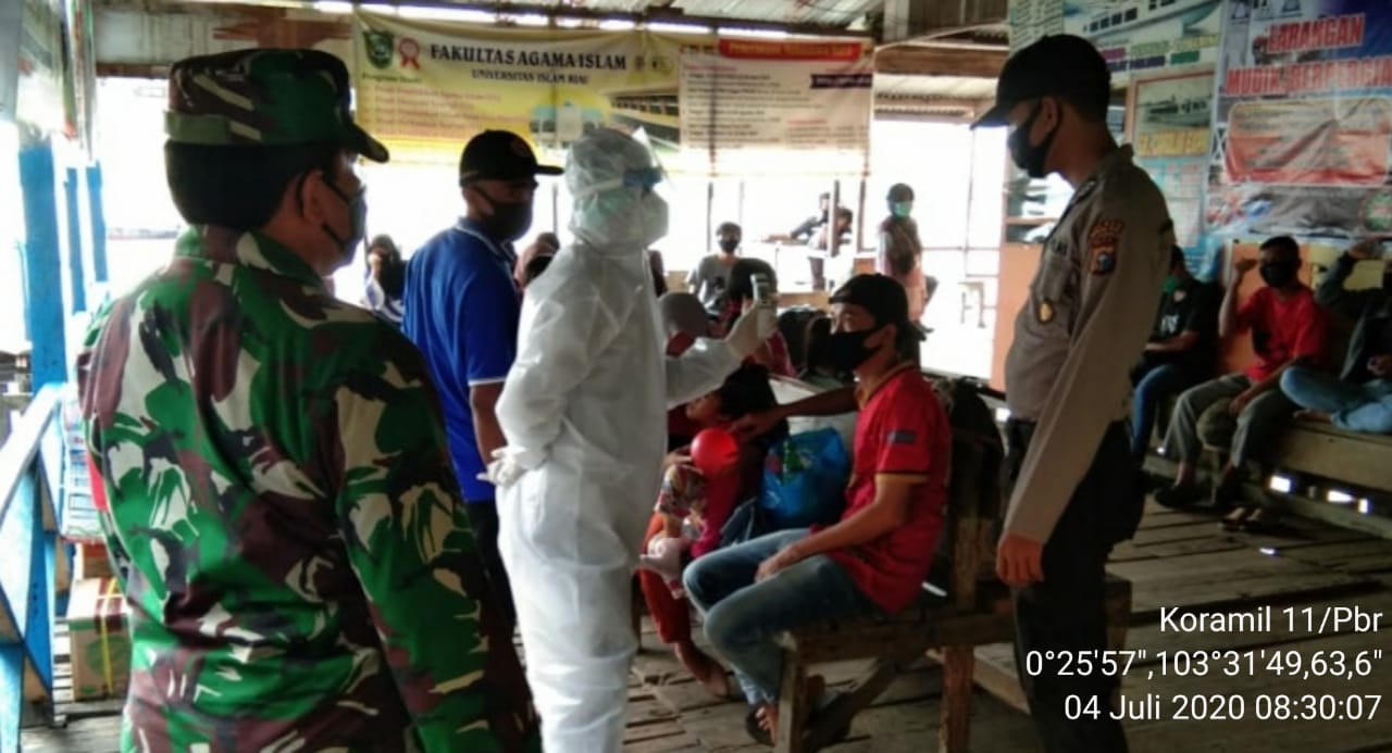 *Satu Persatu Penumpang tak luput dari Pemeriksaan Tim Gugus Tugas Korami 11 Pulau Burung*