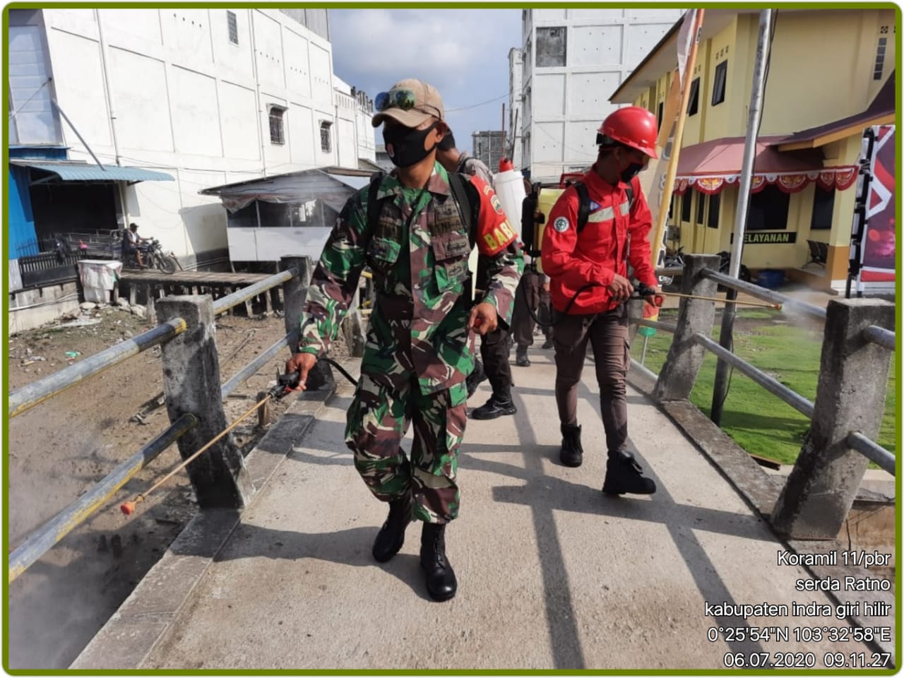 *Babinsa Koramil 11 Pulau Bersama Tim Relawan Covid -19 melaksanakan Penyemprotan Desinfektan dibeberapa titik lokasi*