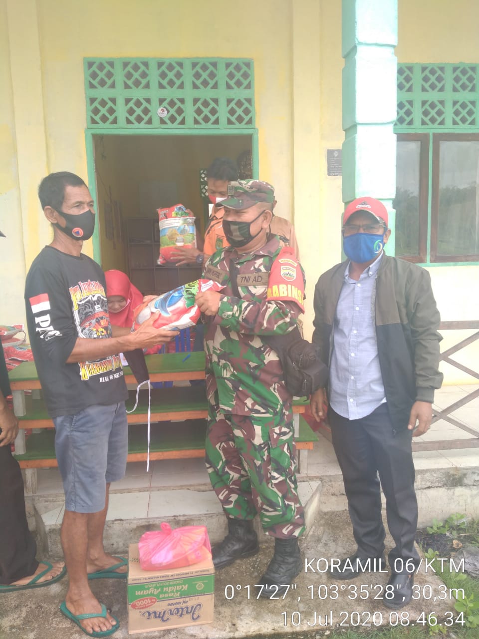 Babinsa Tanjung Raja Sertu Joni Pasaribu Kawal Pembagian Bansos Sembako dan PKH Tepat Sasaran