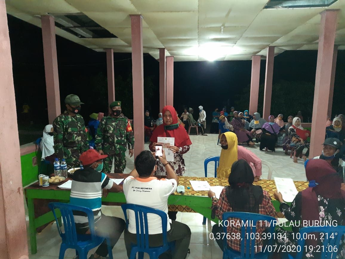 *Sampai Larut Malam Babinsa Koramil 11 Pulau Burung Tetap Setia Mendampingi Penyaluran BST*