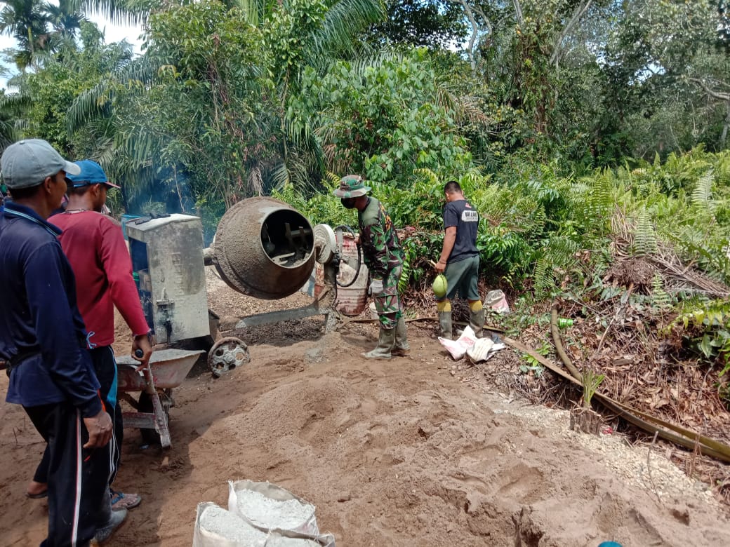 Meskipun di hari Minggu, Satgas TNI Manunggal Membangun Desa (TMMD) Imbangan Kodim 0314/Inhil terus mengebut pekerjaan jalan