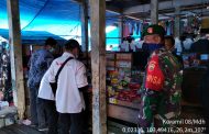 Penerapan Protokol Kesehatan Di Pasar Khairiah Mandah Oleh Babinsa Koramil 08 Mandah