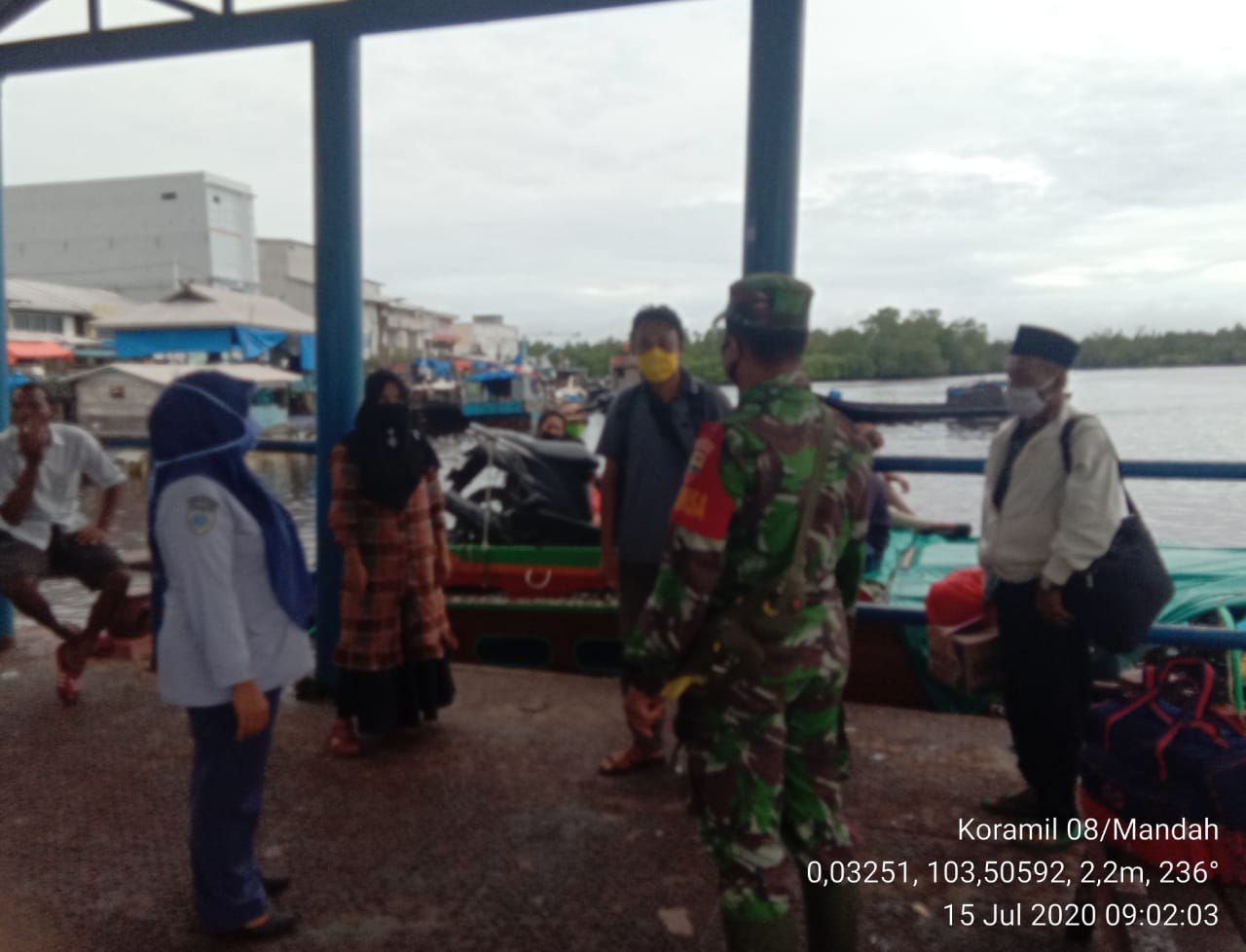 *Babinsa Koramil 08 Mandah Tegakkan Protokol kesehatan di Pelabuhan Sembuang*