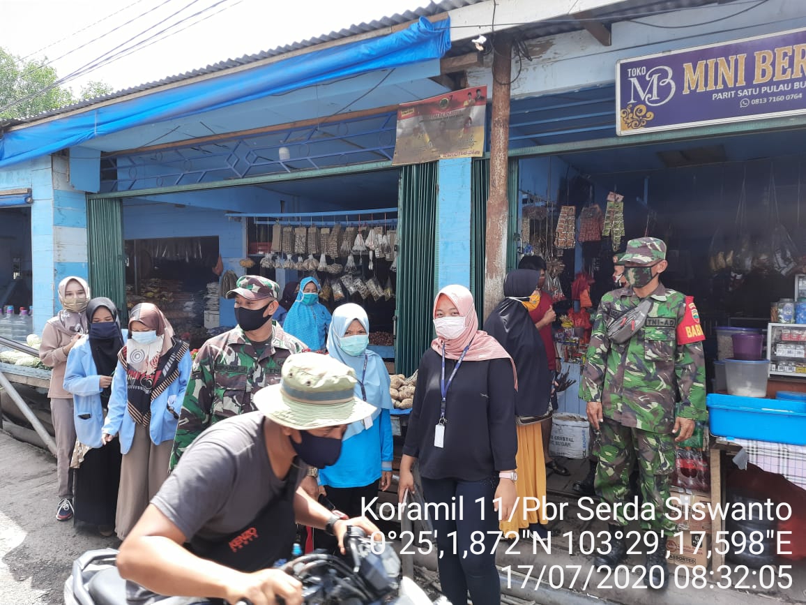 Pengecekan Suhu dan Sosialisasi Wajib Masker tetap dilaksanakan Tim Gugus Koramil 11 Pulau Burung