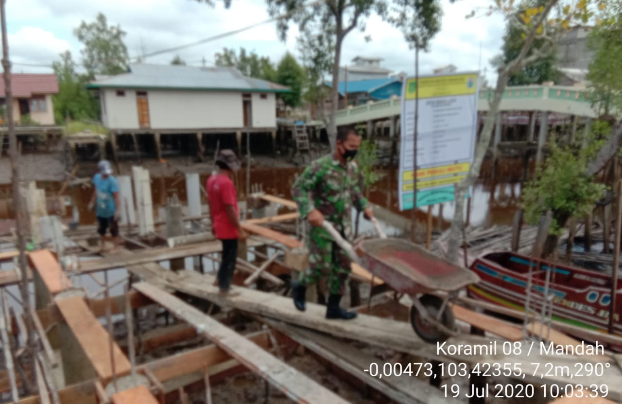 *Babinsa Bakau Aceh Serda Erik di hari Minggu menyempatkan Goro bersama warga bangun dermaga*