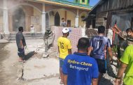 Kembali Personil Koramil 11 Pulau Burung Melanjutkan Gotong Royong di Seputaran Masjid Al - Iman