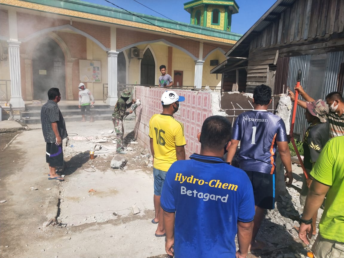 Kembali Personil Koramil 11 Pulau Burung Melanjutkan Gotong Royong di Seputaran Masjid Al - Iman