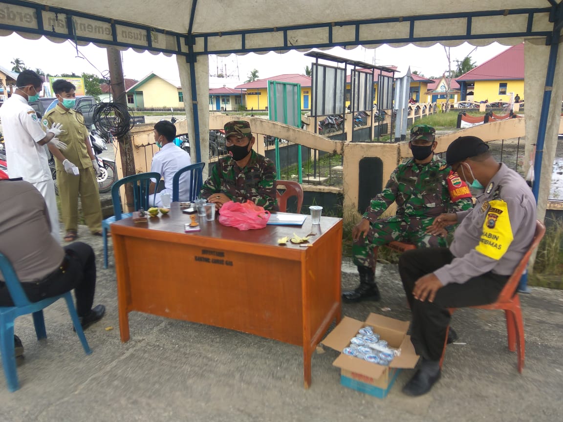 Danramil 05/Gaung Anak Serka Imbau Masyarakat Ikuti Protokol Kesehatan di Pasar Teluk Pinang