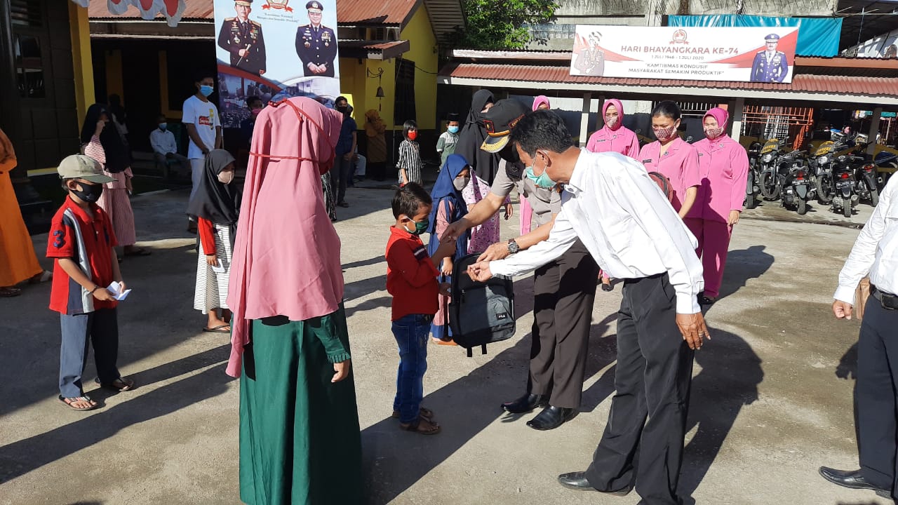 Polsek Kateman Membagikan 20 Tas Kepada Pelajar dan Anak Yatim Piatu