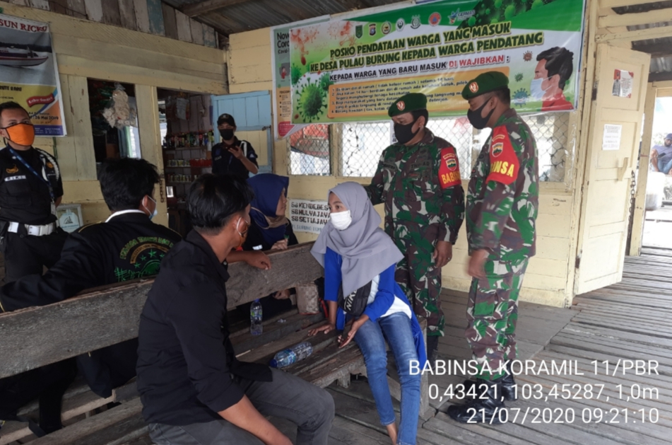 Pastikan Protokol Kesehatan Berjalan, Babinsa Koramil 11 Pulau Burung awasi pelabuhan penumpang