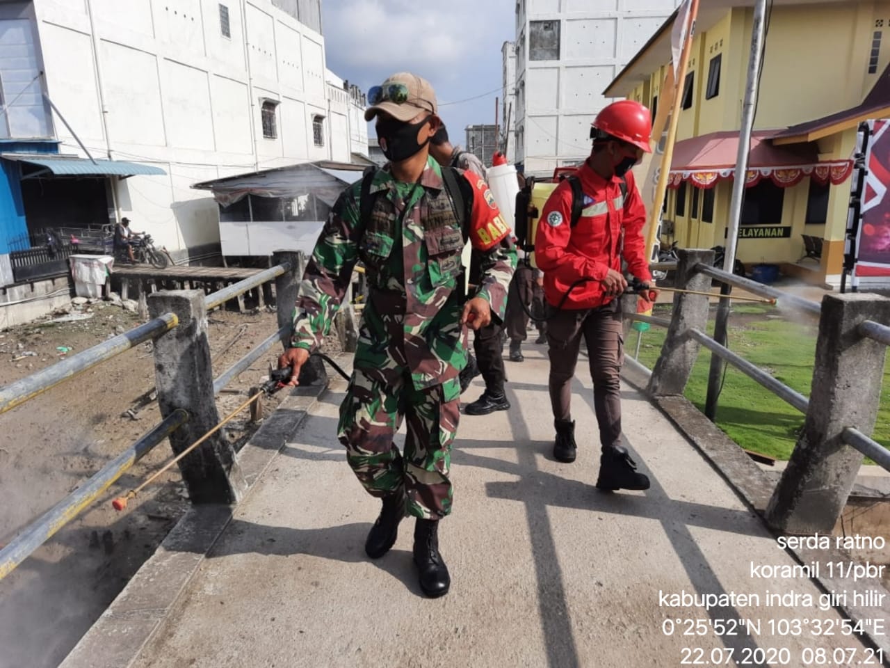 Cegah Penyebaran Virus Covid-19, Danramil 11/Pulau Burung Pimpin Penyemprotan Disinfektan dan Sosialisasi